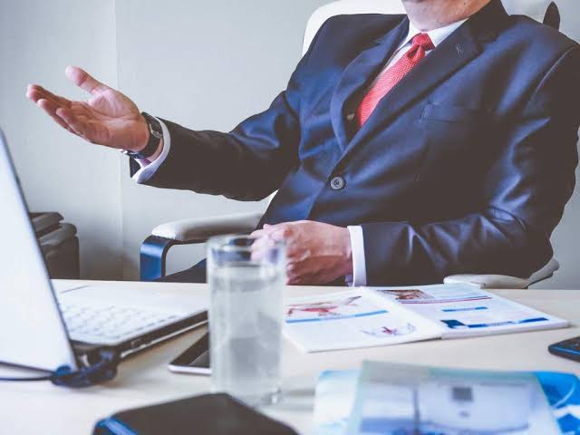 ¿Puede el gerente general de una empresa peruana dirigirla desde el extranjero?